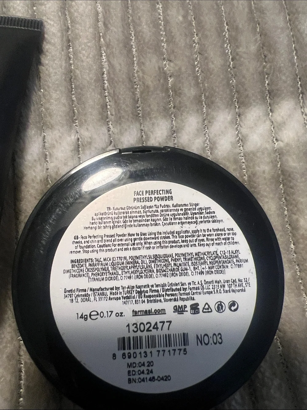 Farmasi Stay Matte Pore Minimizer Cream - Black with Beige Accent